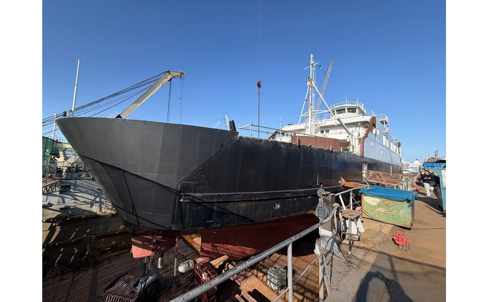 De tidligere dieselbilfergene MF Jotunheim og MF Hjørungavåg (sistnevnte på bildet) bygges om til batteridrevne. De blir nå klargjort for å settes i drift på Geirangerfjorden i juni i år. Fergene er blant 41 000 prosjekter Enova støttet i 2025. Foto: Linn Runa Kvalvåg/Vestlandske Trafikk