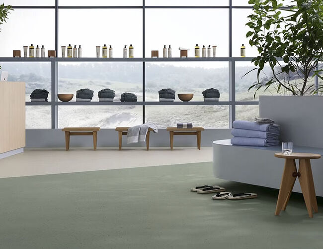 Sphera Elite b+ i fargene 50955 Juniper Grey og 50953 Misty Veil – homogent vinylgulv med biobasert PVC, utviklet for bærekraftige og slitesterke prosjekter. Foto: Forbo Flooring