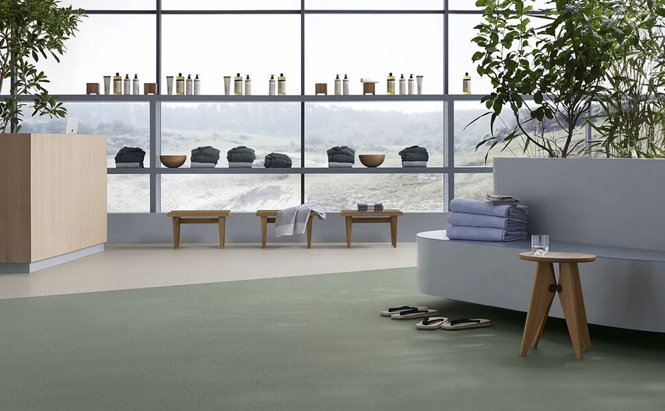 Sphera Elite b+ i fargene 50955 Juniper Grey og 50953 Misty Veil – homogent vinylgulv med biobasert PVC, utviklet for bærekraftige og slitesterke prosjekter. Foto: Forbo Flooring Sphera Elite b+ i fargene 50955 Juniper Grey og 50953 Misty Veil – homogent vinylgulv med biobasert PVC, utviklet for bærekraftige og slitesterke prosjekter. Foto: Forbo Flooring