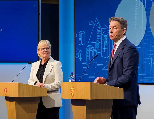 Utvalgsleder Kristin Halvorsen og energiminister Terje Aasland. Foto: Energidepartementet Utvalgsleder Kristin Halvorsen og energiminister Terje Aasland. Foto: Energidepartementet