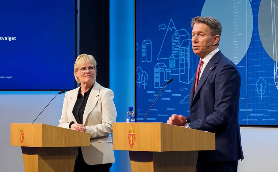 Utvalgsleder Kristin Halvorsen og energiminister Terje Aasland. Foto: Energidepartementet