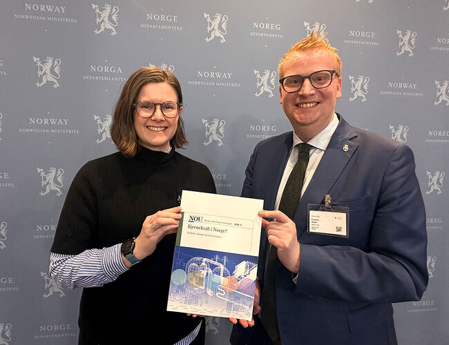 Fra venstre: Daglig leder Tina Melfjord-Piontek og styreleder Fredrik Holm i Norske kjernekraftkommuner. Foto: Mona Adolfsen