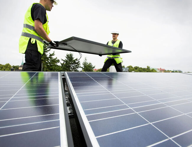 Legging av solceller på tak i Helsingfors, Finland. Foto: Fortum Legging av solceller på tak i Helsingfors, Finland. Foto: Fortum