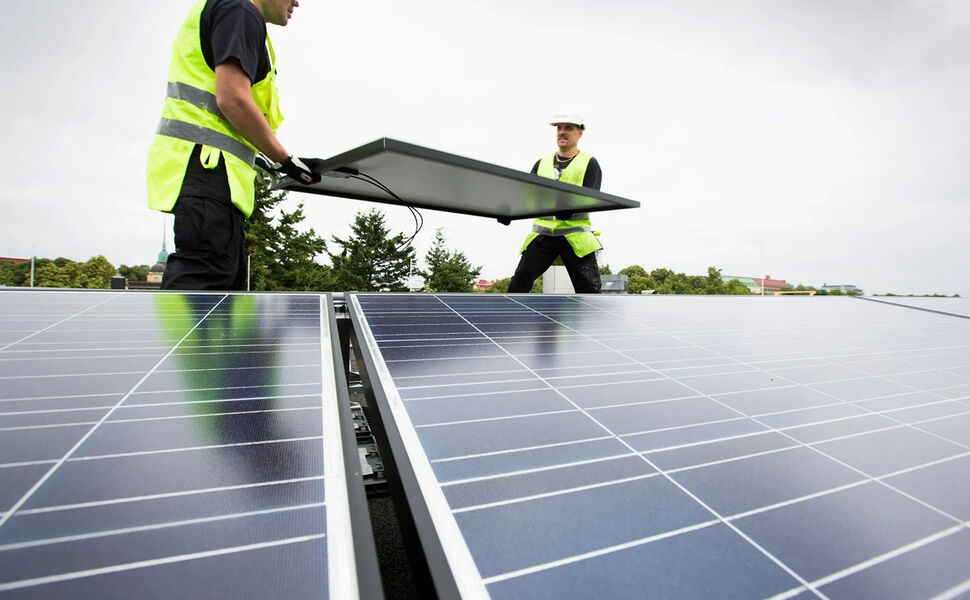 Legging av solceller på tak i Helsingfors, Finland. Foto: Fortum Legging av solceller på tak i Helsingfors, Finland. Foto: Fortum