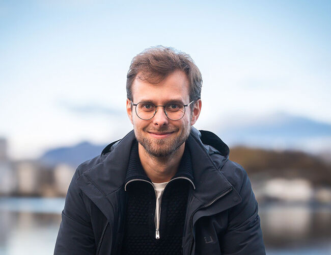 Tiltaket mer enn halverte energibruken knyttet til ventilasjon og oppvarming og var nedbetalt på cirka et halvt år, sier administrerende direktør i Hundholmen Byutvikling, Thomas Jakhelln. Foto: Christine Karijord - Hundholmen Byutvikling