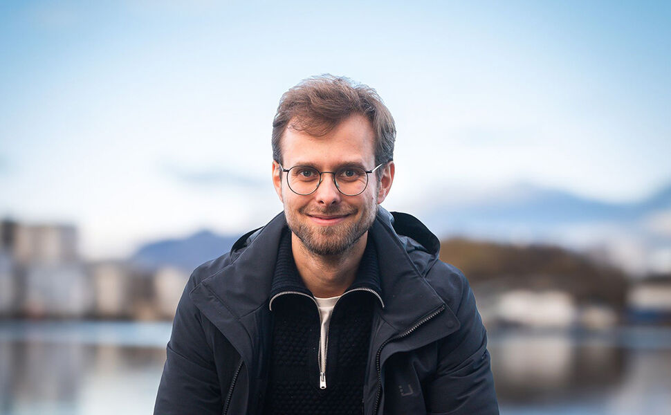 Tiltaket mer enn halverte energibruken knyttet til ventilasjon og oppvarming og var nedbetalt på cirka et halvt år, sier administrerende direktør i Hundholmen Byutvikling, Thomas Jakhelln. Foto: Christine Karijord - Hundholmen Byutvikling