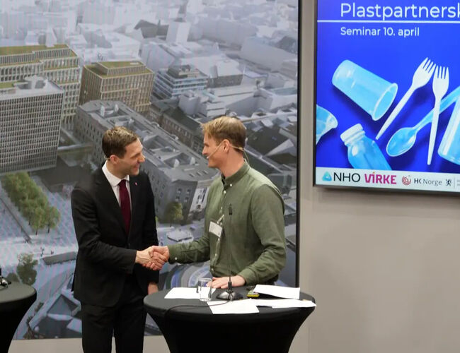 Klima- og miljøminister Andreas Bjelland Eriksen ønsker gründer og daglig leder Lars-Martin Berglund i bedriften GRIN velkommen i Plastpartnerskapet. Bedriften leverer pant- og ombrukssystem. Foto: KLD Klima- og miljøminister Andreas Bjelland Eriksen ønsker gründer og daglig leder Lars-Martin Berglund i bedriften GRIN velkommen i Plastpartnerskapet. Bedriften leverer pant- og ombrukssystem. Foto: KLD