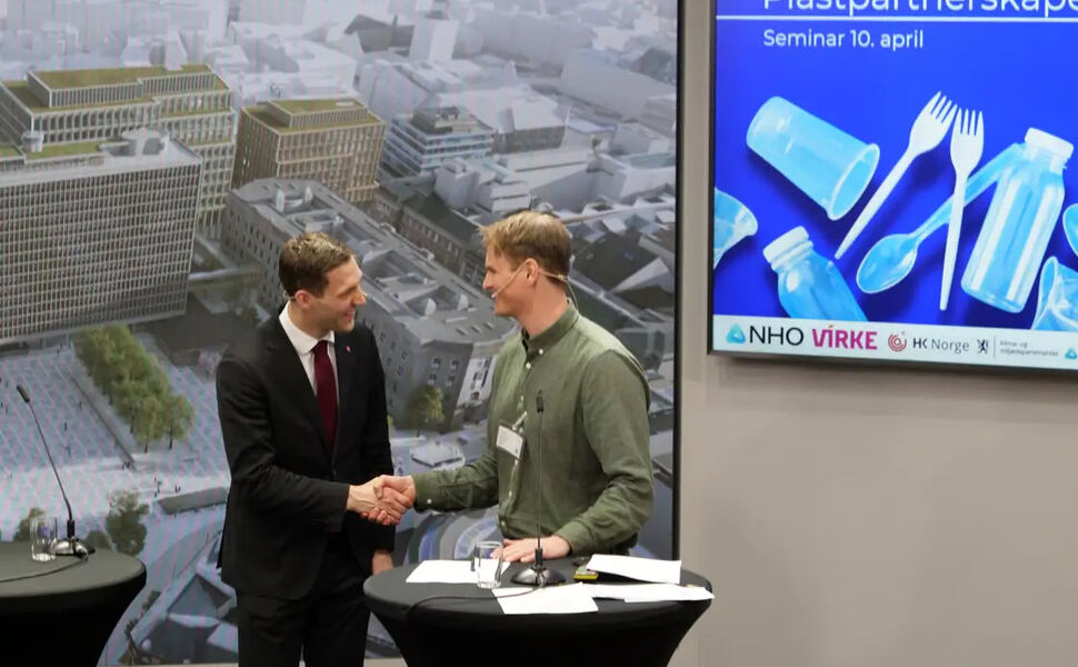 Klima- og miljøminister Andreas Bjelland Eriksen ønsker gründer og daglig leder Lars-Martin Berglund i bedriften GRIN velkommen i Plastpartnerskapet. Bedriften leverer pant- og ombrukssystem. Foto: KLD