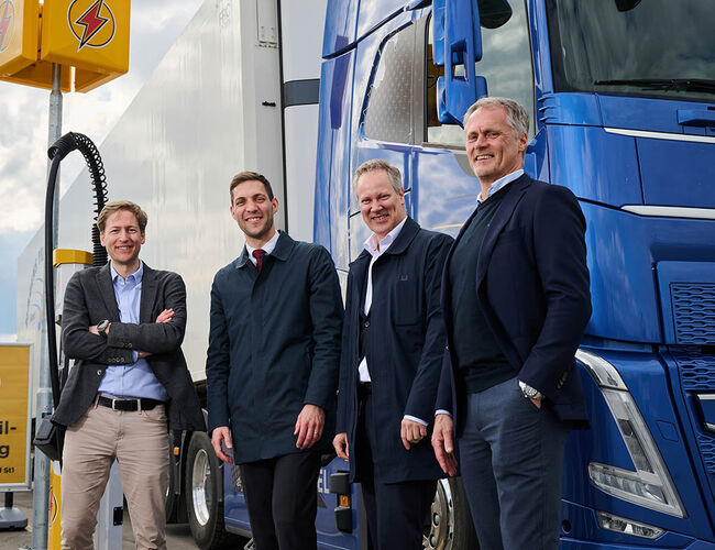 F.v. Carl-Erik Kullmann i Enova, klima- og miljøminister Andreas Bjelland Eriksen, samferdselsminister Jon-Ivar Nygård og kjedesjef Øyvind Andreassen i St1, ved ladestasjonen på Nebbenes. Dette er en av snart 100 ladestasjoner for elektrisk lastebil i Norge. Foto: Benjamin A. Ward/St1