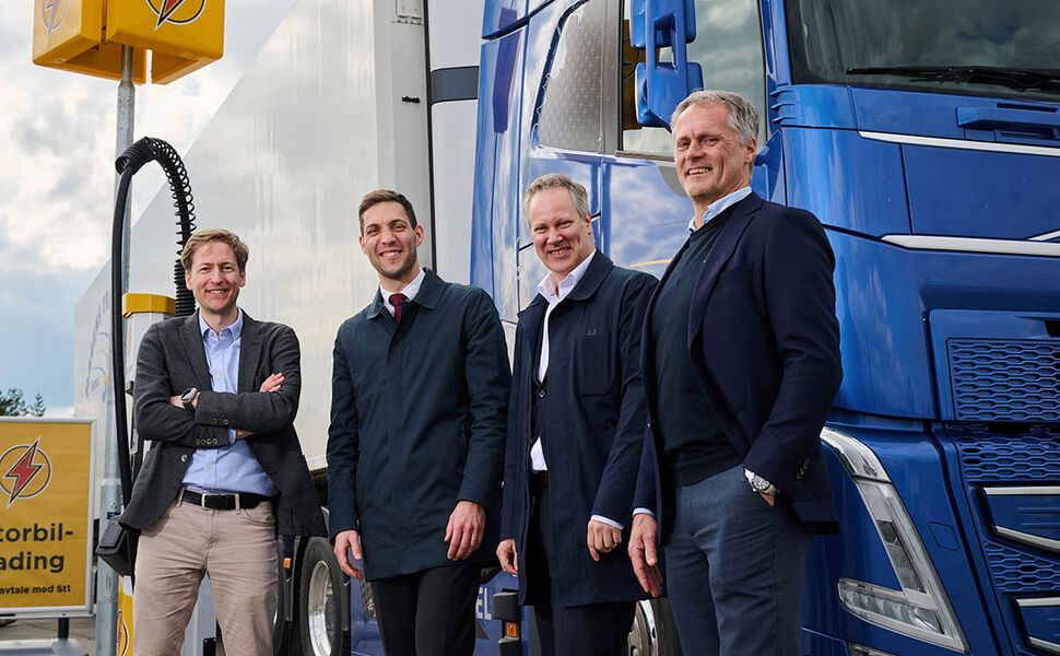 F.v. Carl-Erik Kullmann i Enova, klima- og miljøminister Andreas Bjelland Eriksen, samferdselsminister Jon-Ivar Nygård og kjedesjef Øyvind Andreassen i St1, ved ladestasjonen på Nebbenes. Dette er en av snart 100 ladestasjoner for elektrisk lastebil i Norge. Foto: Benjamin A. Ward/St1