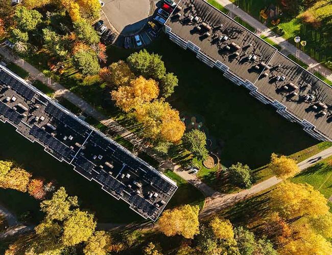 Solceller på tak har blitt populært i borettslag og sameier. Foto: Nadia Frantsen