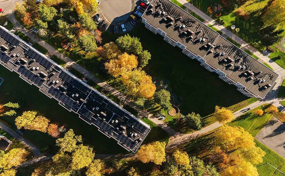 Solceller på tak har blitt populært i borettslag og sameier. Foto: Nadia Frantsen