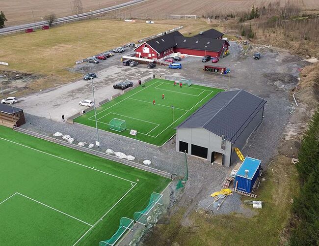 Funnefoss Vormsund IL sin fotballbane ligger på Oppaker. Flissentralen til høyre på bildet. Foto: AF Gruppen