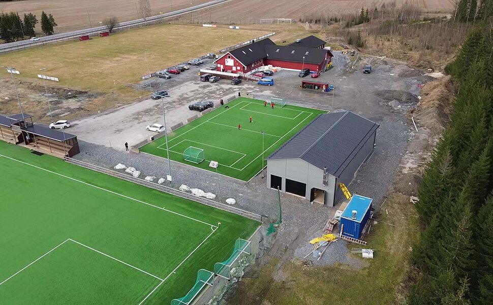 Funnefoss Vormsund IL sin fotballbane ligger på Oppaker. Flissentralen til høyre på bildet. Foto: AF Gruppen