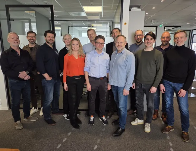 Aktører fra hele verdikjeden deltok: Fra V: Finn Limseth (Sea Drive), Tor Krogh (Siemens), Erland Heum (Elbåtforeningen og EV Ocean), Ragnhild Hammer (Arendal kommune), Ellen Høvik (Circular Norway), Arild Røed (NEK), Thomas Høven (Siemens Energy), Sigurd Enge (Bellona), Frank Jaegtnes (EFO), Simen Lund Svindal (Marstrand Elbåt), Oliver Heim Hollingsæter (Bellona), Morten Carlsen (Circular Boating) og Ståle Almenning (Innoventi/go:Leif). Foto: Circular Norway