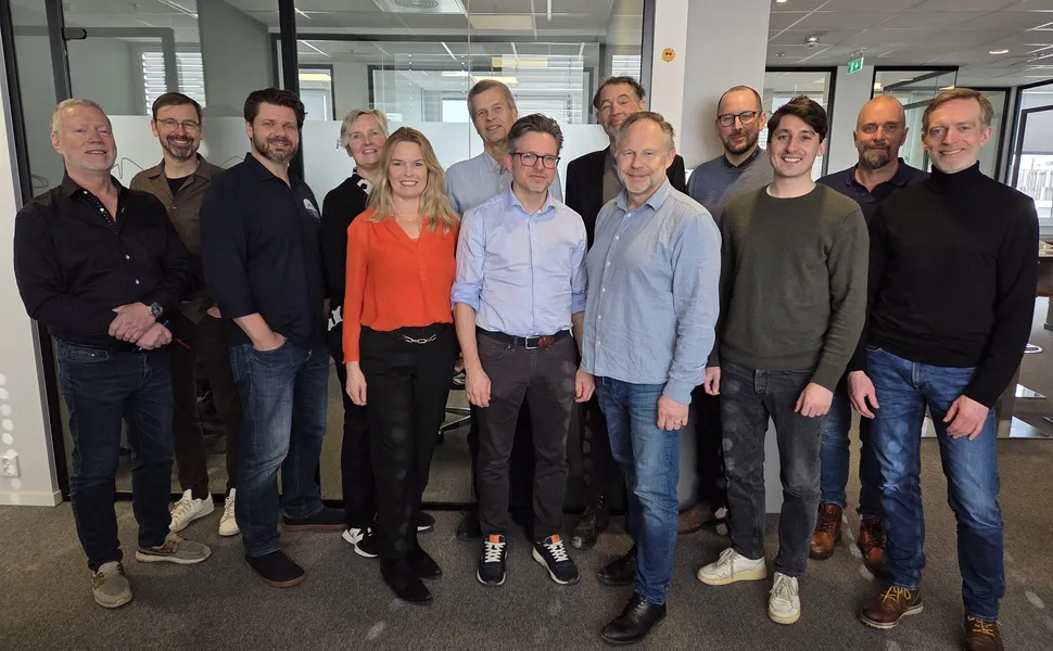 Aktører fra hele verdikjeden deltok: Fra V: Finn Limseth (Sea Drive), Tor Krogh (Siemens), Erland Heum (Elbåtforeningen og EV Ocean), Ragnhild Hammer (Arendal kommune), Ellen Høvik (Circular Norway), Arild Røed (NEK), Thomas Høven (Siemens Energy), Sigurd Enge (Bellona), Frank Jaegtnes (EFO), Simen Lund Svindal (Marstrand Elbåt), Oliver Heim Hollingsæter (Bellona), Morten Carlsen (Circular Boating) og Ståle Almenning (Innoventi/go:Leif). Foto: Circular Norway