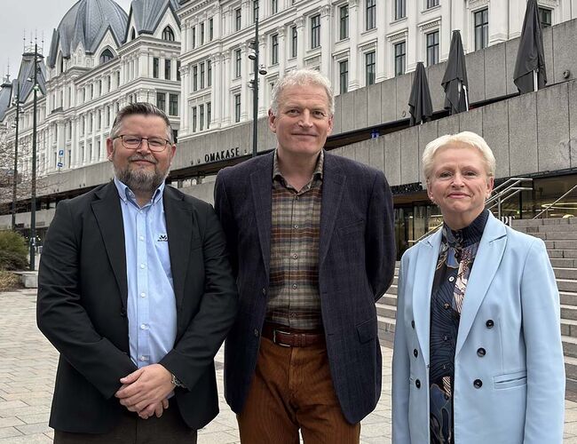Prisen for Årets ildsjel gis til forfatter Lars Mytting. F.v. Brede Børud, styreleder i Norsk Varme; Lars Mytting, prisvinner og Grethe Bachmann, juryleder. Foto: Norsk Varme