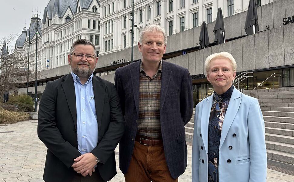 Prisen for Årets ildsjel gis til forfatter Lars Mytting. F.v. Brede Børud, styreleder i Norsk Varme; Lars Mytting, prisvinner og Grethe Bachmann, juryleder. Foto: Norsk Varme