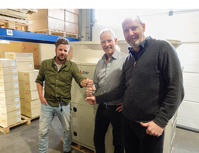 Fornøyd team fra Mitsubishi Electric foran R290-nyhet for proffmarkedet. Fra venstre: Aleksander Aaker, strategisk produktsjef; Tommy Nilsen, markedskonsulent og Morten Østerhagen, salgssjef bedrift. Foto: Mitsubishi Electric