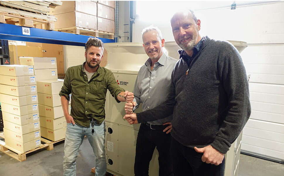 Fornøyd team fra Mitsubishi Electric foran R290-nyhet for proffmarkedet. Fra venstre: Aleksander Aaker, strategisk produktsjef; Tommy Nilsen, markedskonsulent og Morten Østerhagen, salgssjef bedrift. Foto: Mitsubishi Electric