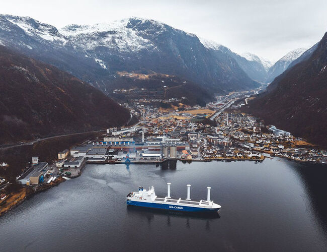 Trans Sol på vei ut fra Hydros aluminiumverk i Høyanger med valseblokk til det europeiske markedet. Norge står i dag for rundt 40 prosent av aluminiumproduksjonen i Europa. Foto: Sea Cargo