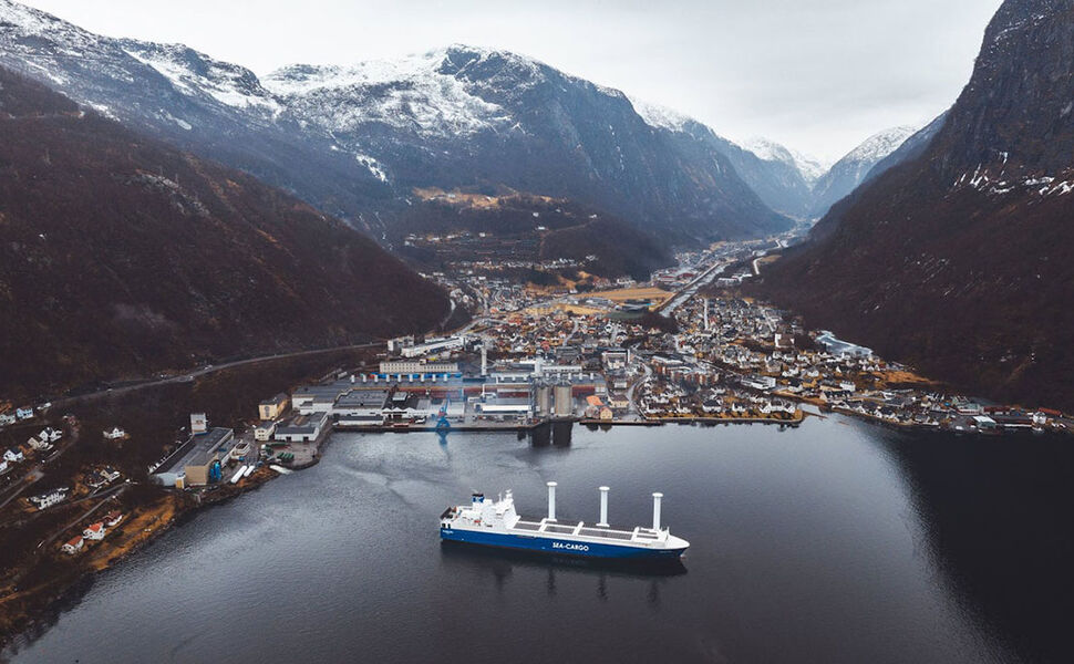 Trans Sol på vei ut fra Hydros aluminiumverk i Høyanger med valseblokk til det europeiske markedet. Norge står i dag for rundt 40 prosent av aluminiumproduksjonen i Europa. Foto: Sea Cargo