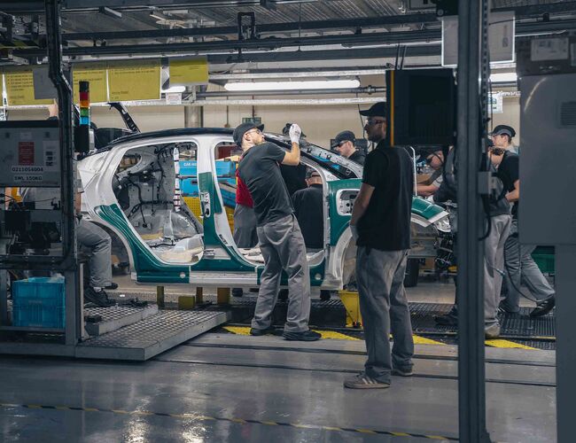 Tallene viser at forbrukerne ønsker å kjøpe elbil, nå er det viktig at europeisk bilindustri satser på elbil. Bildet er fra Nissan sin fabrikk i Sunderland. Foto: Elbilforeningen/Jamieson Pothecary