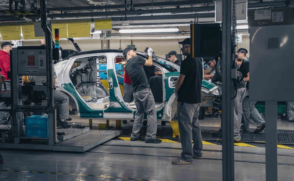 Tallene viser at forbrukerne ønsker å kjøpe elbil, nå er det viktig at europeisk bilindustri satser på elbil. Bildet er fra Nissan sin fabrikk i Sunderland. Foto: Elbilforeningen/Jamieson Pothecary