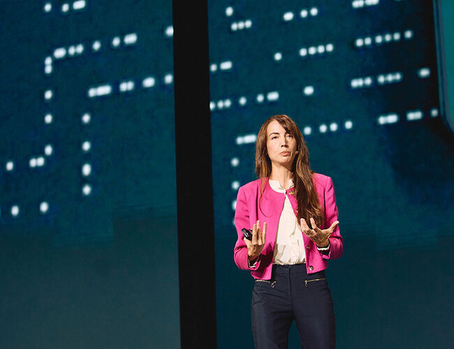 – På globalt plan rapporterer virksomheter allerede at de opererer med 70 prosent autonomi, med planer om å nå 80 prosent innen 2030, sier Gwenaelle Avice Huet, konserndirektør for industri i Schneider Electric. Foto: Christopher Mertz, Schneider Electric.