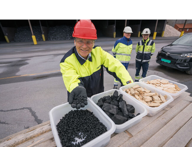 Ståle Kvernrød i Enova holder i pellets som skal testes ut i ovnene til Elkem. Lykkes prosjektet kan Norge kutte én prosent av de nasjonale klimagassutslippene fra 2030. Foto: Håkon Bjørngård/Enova