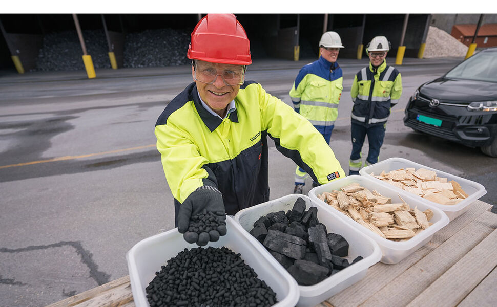 Ståle Kvernrød i Enova holder i pellets som skal testes ut i ovnene til Elkem. Lykkes prosjektet kan Norge kutte én prosent av de nasjonale klimagassutslippene fra 2030. Foto: Håkon Bjørngård/Enova
