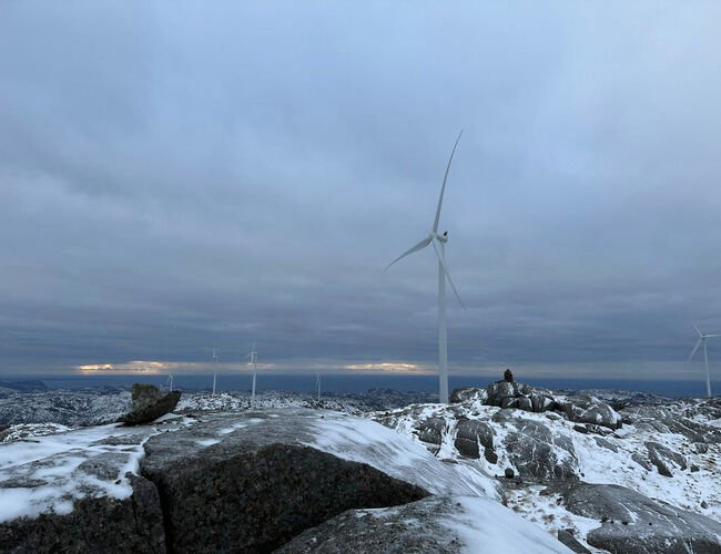 I 2024 kjøpte Eviny sine første vindkraftverk, Guleslettene og Tellenes (bildet). Bjerkreimsklyngen ligger nær Tellenes og har samme type turbiner, noe som er gunstig for å samordne driften av kraftverkene. Foto: Eviny