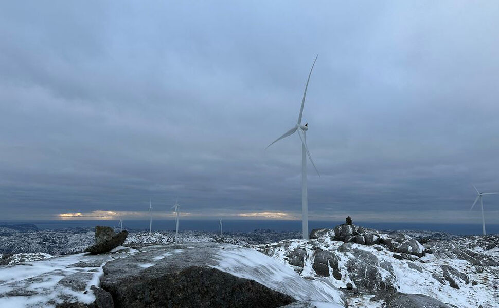 I 2024 kjøpte Eviny sine første vindkraftverk, Guleslettene og Tellenes (bildet). Bjerkreimsklyngen ligger nær Tellenes og har samme type turbiner, noe som er gunstig for å samordne driften av kraftverkene. Foto: Eviny