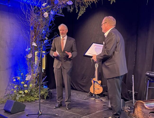 Einar Huse (til venstre) og kommunedirektør Jørn Strand i Ringsaker kommune. Foto: OBIO