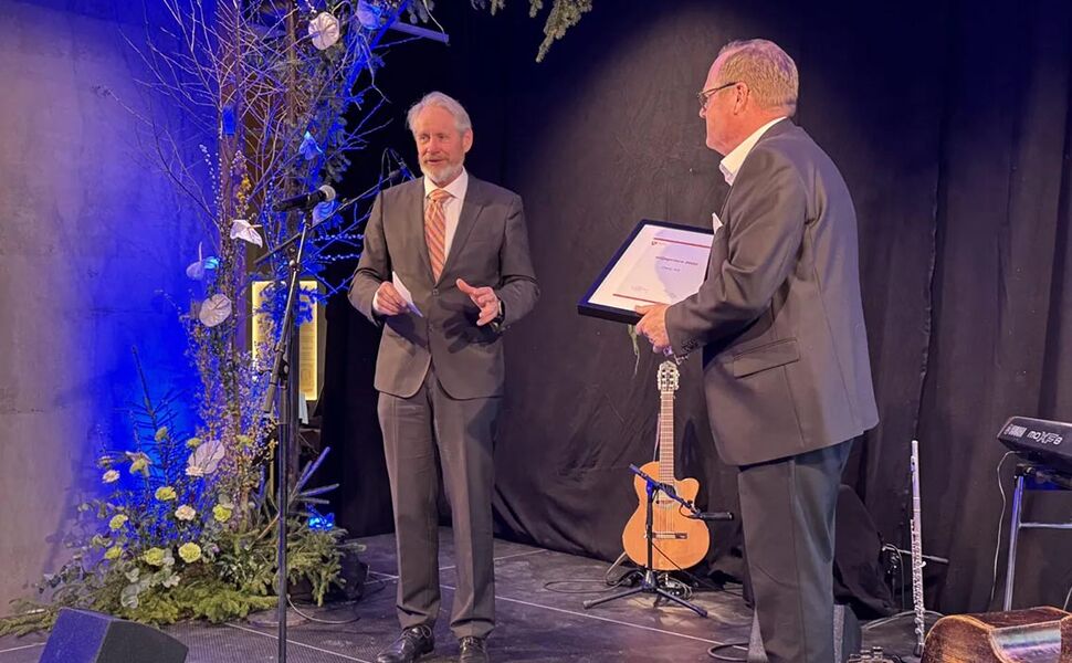 Einar Huse (til venstre) og kommunedirektør Jørn Strand i Ringsaker kommune. Foto: OBIO
