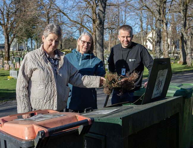 Klimasats i kommuner landet rundt: Østfold fylkeskommune har fått støtte til et prosjekt som skal redusere klimagassutslipp fra drift av parker og gravplasser. På bildet fra venstre: Anne-Grethe Larsen, kirkeverge ved Indre Østfold kirkelige fellesråd, Marit Lillegraven Haakas, daglig leder Klima Østfold, og Christian Lundsrud, driftsleder Friluft og bymiljø, Indre Østfold kommune. Foto: Åshild Moen Arnesen, kommunikasjonsrådgiver ved Indre Østfold fellesråd.