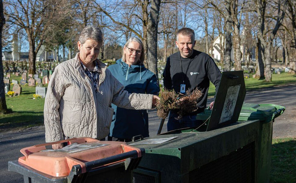 Klimasats i kommuner landet rundt: Østfold fylkeskommune har fått støtte til et prosjekt som skal redusere klimagassutslipp fra drift av parker og gravplasser. På bildet fra venstre: Anne-Grethe Larsen, kirkeverge ved Indre Østfold kirkelige fellesråd, Marit Lillegraven Haakas, daglig leder Klima Østfold, og Christian Lundsrud, driftsleder Friluft og bymiljø, Indre Østfold kommune. Foto: Åshild Moen Arnesen, kommunikasjonsrådgiver ved Indre Østfold fellesråd.