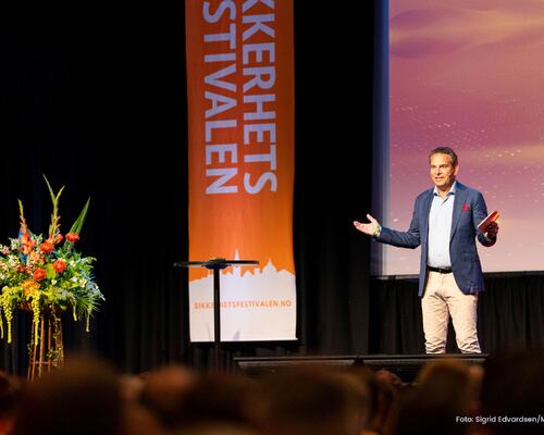 Bilde av Frode Skaarnes på en konferanse