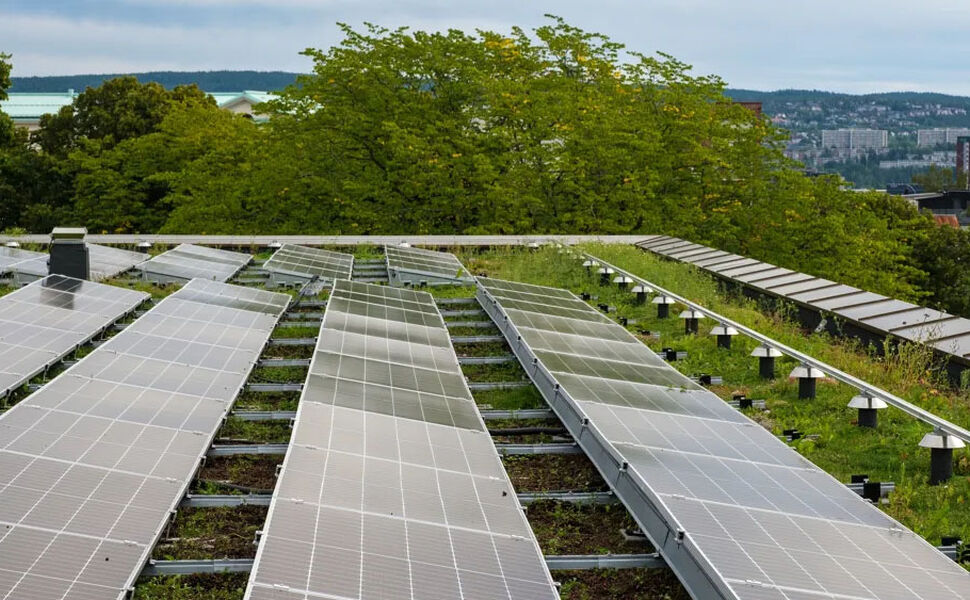Solcellepanel på den nye legevakten. Foto: Nikolai Kobets Freund / Oslo kommune