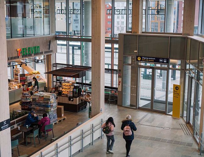 Den nye Trondheim sentralstasjon omfatter rundt 3 000 kvadratmeter knyttet til jernbanefunksjoner, og er en sentral del av det større Stasjonskvartalet. Foto: Lunera Energi
