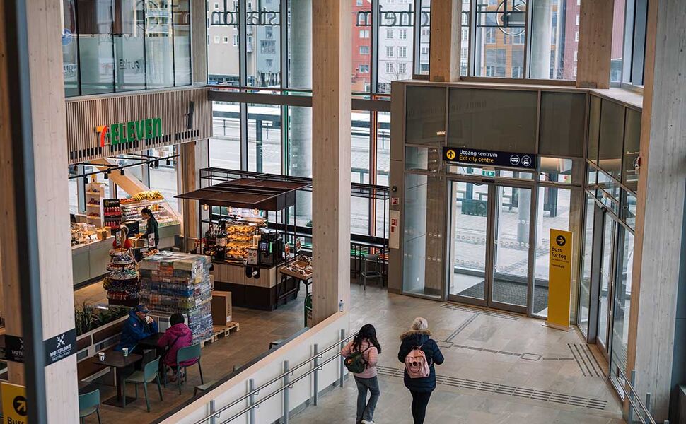 Den nye Trondheim sentralstasjon omfatter rundt 3 000 kvadratmeter knyttet til jernbanefunksjoner, og er en sentral del av det større Stasjonskvartalet. Foto: Lunera Energi Den nye Trondheim sentralstasjon omfatter rundt 3 000 kvadratmeter knyttet til jernbanefunksjoner, og er en sentral del av det større Stasjonskvartalet. Foto: Lunera Energi
