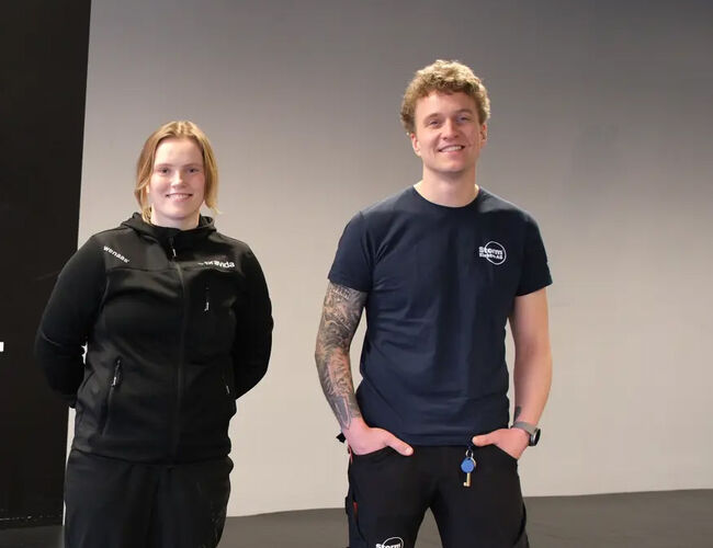 Johanna Reksten, energirådgiver i Bravida og Eirik Bjerke, styremedlem i Sentrum Kampsport Klubb. Foto: Bravida