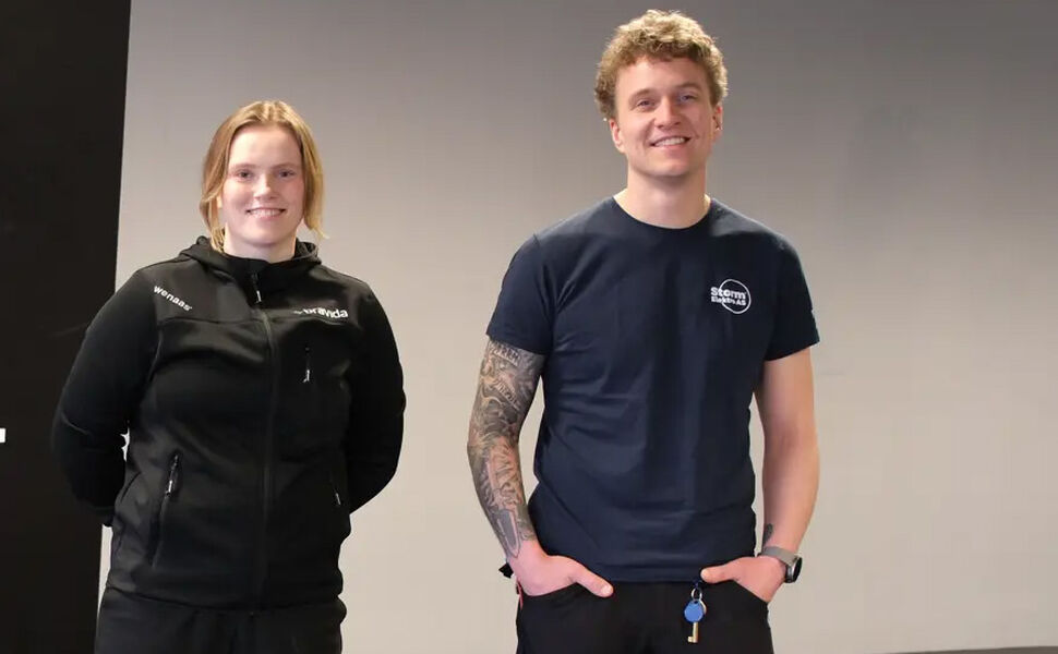 Johanna Reksten, energirådgiver i Bravida og Eirik Bjerke, styremedlem i Sentrum Kampsport Klubb. Foto: Bravida