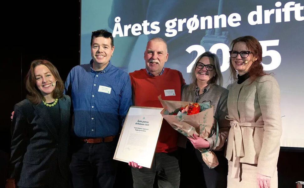 Fjorårets vinner av prisen var Team Statens vegvesen, Bygg og eiendom. Prisen ble tildelt av statssekretær i Energidepartementet Marte H. Grindaker (Ap). Foto: Grønn Byggallianse