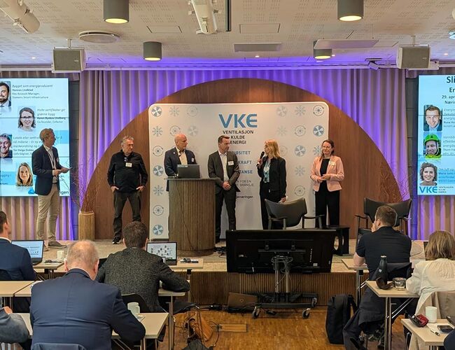 Andreas Strømsheim-Aamodt ledet enøkdebatten med Tor Helge Dokka, Knut Skogstad, Rune Holmen, Maren Esmark og Karen Byskov Lindberg i panelet. Foto: VKE