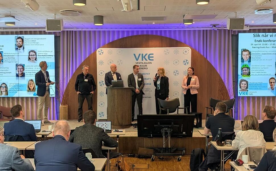 Andreas Strømsheim-Aamodt ledet enøkdebatten med Tor Helge Dokka, Knut Skogstad, Rune Holmen, Maren Esmark og Karen Byskov Lindberg i panelet. Foto: VKE