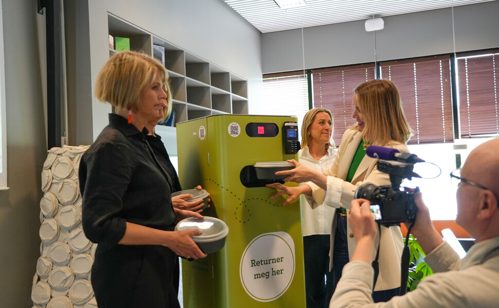 Byråd for miljø og samferdsel Marit Vea avduket panteautomaten for flergangsbokser under lanseringen hos SiO Mat og Drikke. Foto: Mia Østom Byråd for miljø og samferdsel Marit Vea avduket panteautomaten for flergangsbokser under lanseringen hos SiO Mat og Drikke. Foto: Mia Østom