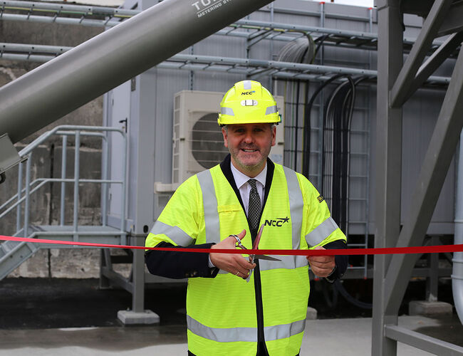 Eivind Nævdal-Bolstad, byråd for byutvikling i Bergen åpnet pelletsanlegget ved NCC Rådal asfaltfabrikk. Foto: NCC/Tor Heimdahl