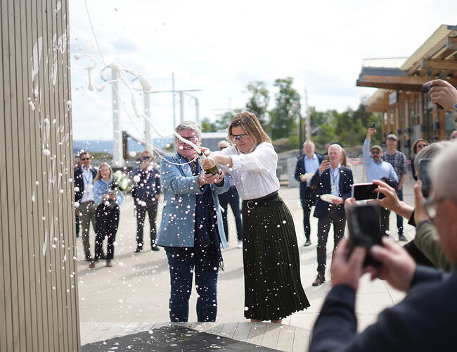 Fylkesråd Anette Marie Solli og byråd for miljø og samferdsel i Oslo, Marit Kristine Vea, døpte batteribytteroboten SHIFT onsdag formiddag. Foto: Ruter/Julie Blystad