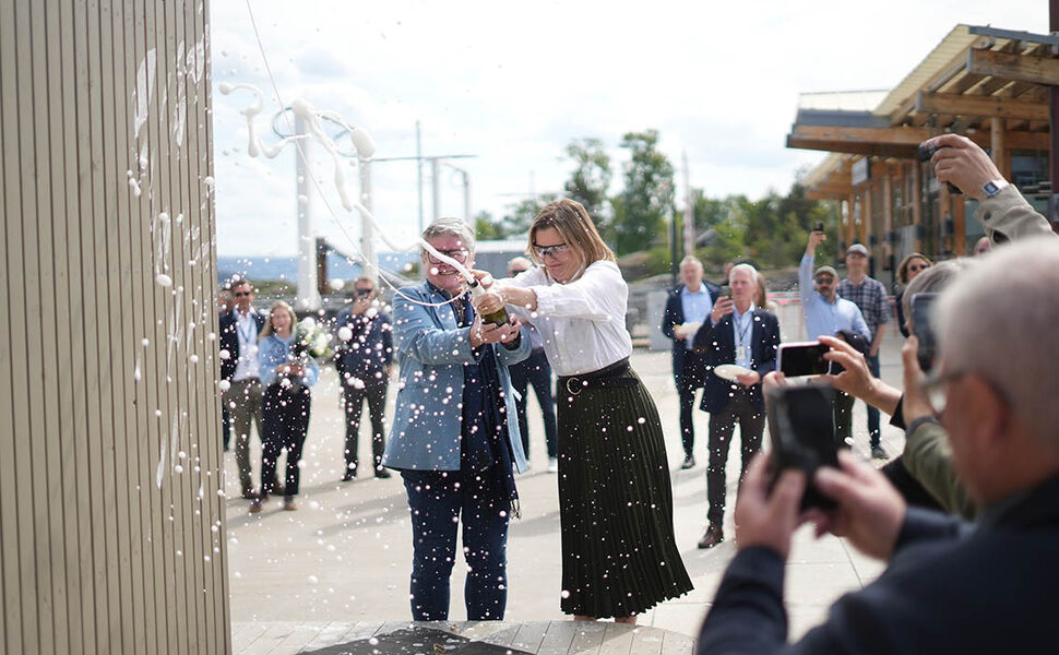 Fylkesråd Anette Marie Solli og byråd for miljø og samferdsel i Oslo, Marit Kristine Vea, døpte batteribytteroboten SHIFT onsdag formiddag. Foto: Ruter/Julie Blystad Fylkesråd Anette Marie Solli og byråd for miljø og samferdsel i Oslo, Marit Kristine Vea, døpte batteribytteroboten SHIFT onsdag formiddag. Foto: Ruter/Julie Blystad